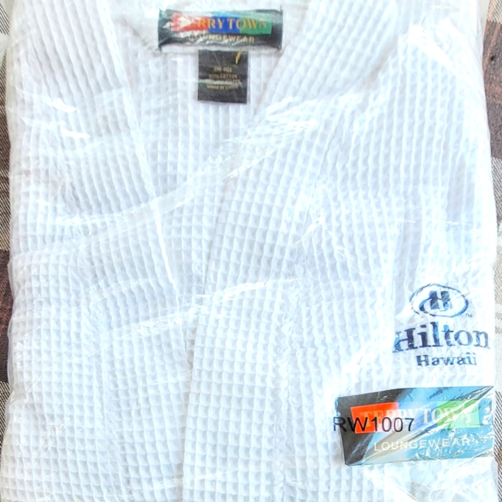 Handsome Hilton Hawaii White Cotton Robe